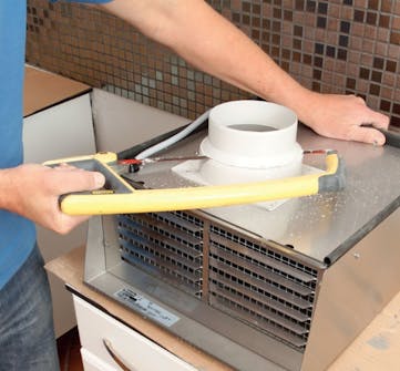 Tyst köksfläkt: Stosen på baksidan av motorn sågas av Tyst köksfläkt: Stosen på baksidan av motorn sågas av